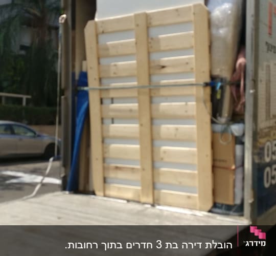 משאית הובלה עם רמפה פתוחה וציוד ארוז
